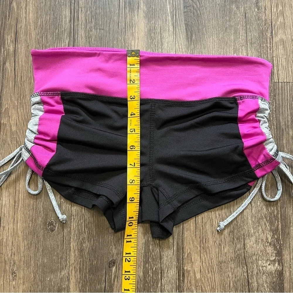 Aviva Women’s Workout Pink Black Scrunch Shorts Size L